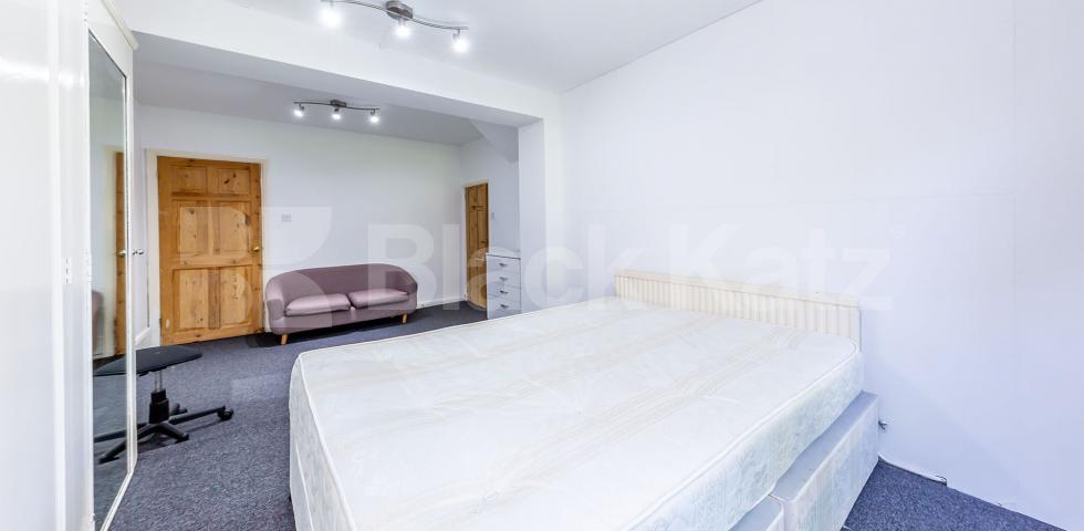 			NEW INSTRUCTION! , 3 Bedroom, 1 bath, 1 reception Flat			 Hungerford Road, CALEDONIAN ROAD 